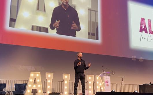 Steve Byrne addresses Travel Counsellors' 2022 global conference