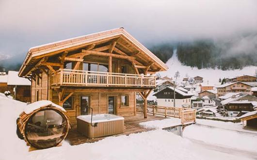 The Hox Chalet offers a wine cave, a hot tub and a plunge pool  