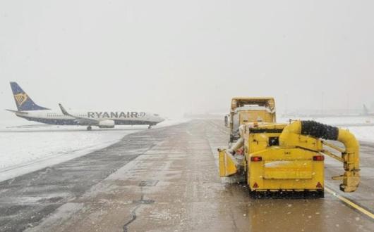 Birmingham Airport Snow March 2023 (Credit: @BHX_Official / Twitter)
