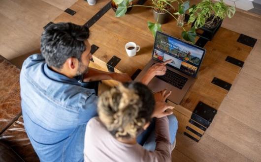 Peaks Laptop Computer Agent iStock-1367252782 