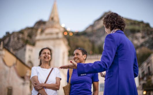 Local_expert_with_guests_at_sunrise_in_Taormina-1.jpg