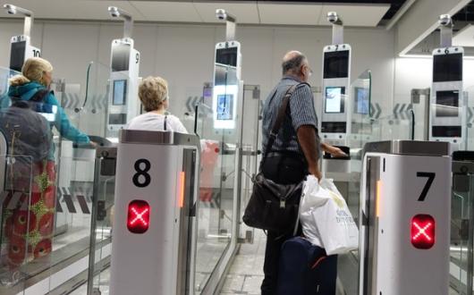 UK pushing for deal on EU passport e-gate access to cut airport wait times