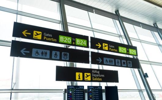 Spain_airport_sign_signage_gates_departures_iStock-1425650306.jpg