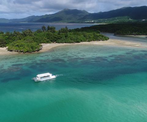 Kabira Bay (Ishigaki) © Okinawa Convention & Visitors Bureau