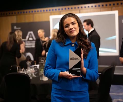 Hays Travel apprentice Ella Graham holds award