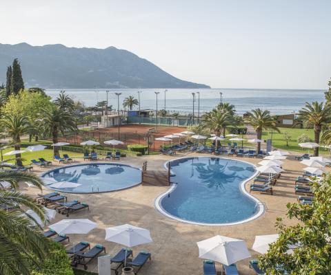 The pool at Iberostar Waves Bellevue