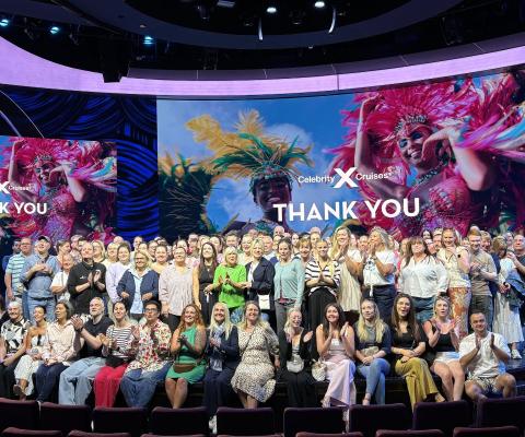 Hundreds of agents gather on stage for a group photo