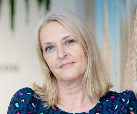 Professional shot of woman with shoulder-length blonde hair 