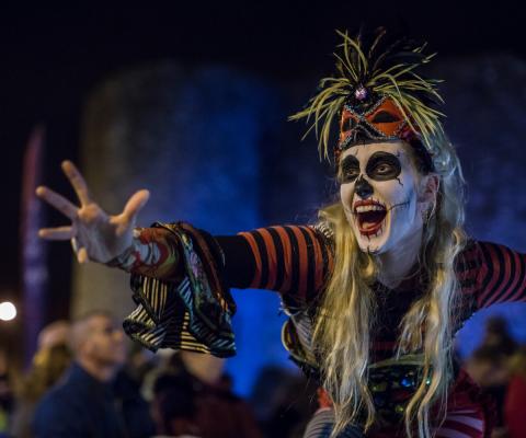 A performer at the Puca Festival