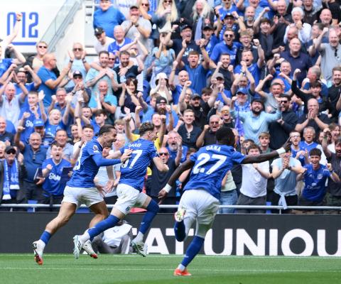 Everton celebrating a goal 