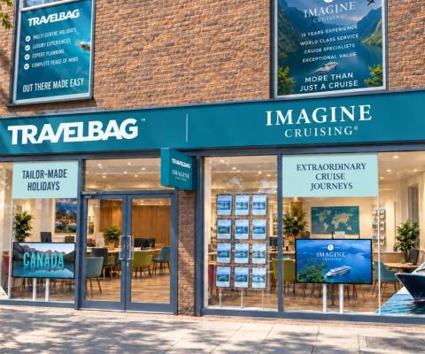 Jointly branded Imagine Cruising and Travelbag store front