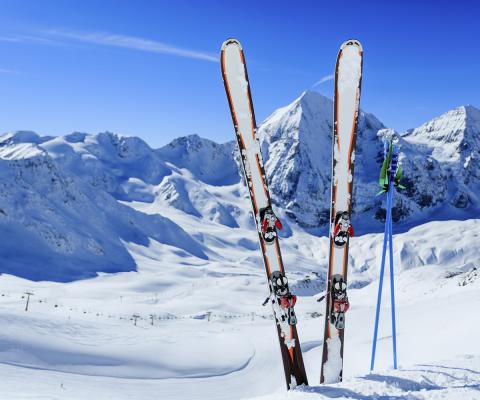 skis-on-piste.jpg