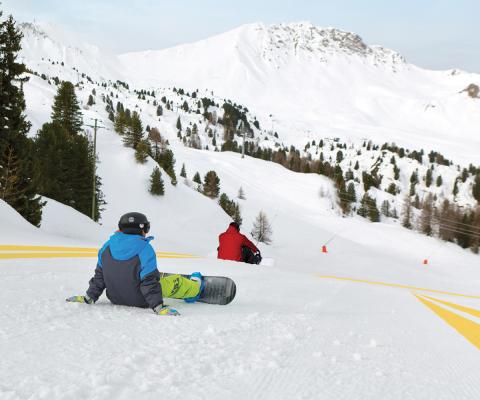 Snowboarders on the piste