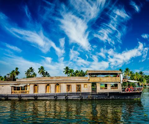 Houseboat_on_Kerala_backwaters_India.jpg