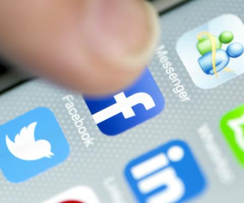 Apple Iphone 6 screen with social media applications of Whatsapp, Facebook, Twitter, Linkedin and Pe