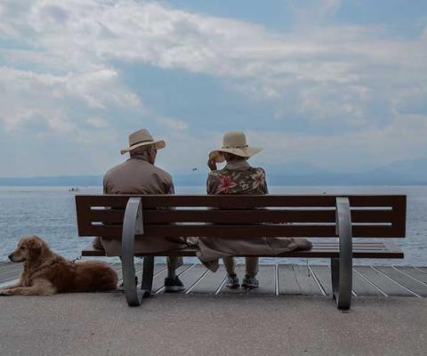 Elderly couple by the sea by Nathalia Bariani, Unsplash