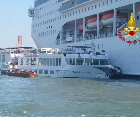 Venice MSC Uniworld credit Vigili del Fuoco Twitter Web.jpg