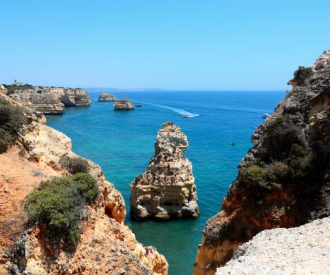 Ryanair will reduce its aircraft based in Faro from three to two, but will keep the base open