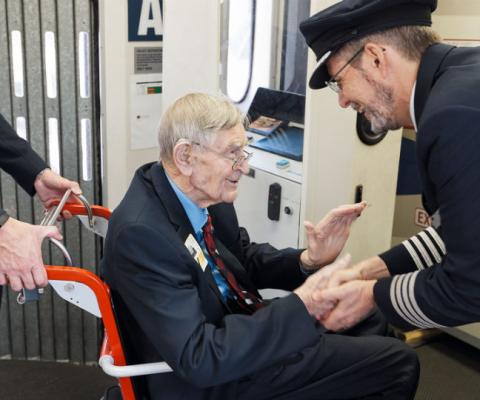 Veteran Frank Dell meeting a British Airways pilot