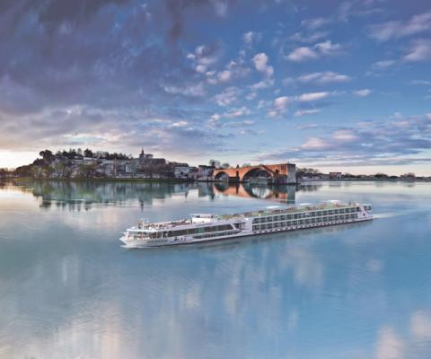 Scenic Sapphire passes through Avignon