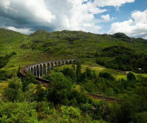 Glenfinnan_Scotland_Credit_Thomas_Tucker_Unsplash_thomas-tuc.jpg