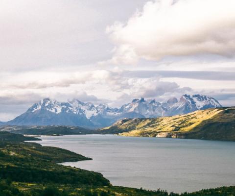 Skiers can gaze down on Laguna del Inca lake (Credit: Peter Winckler / Unsplash)