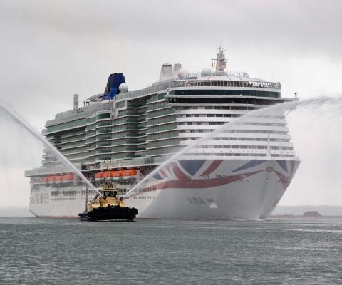 Iona_arrives_in_Southampton.jpg