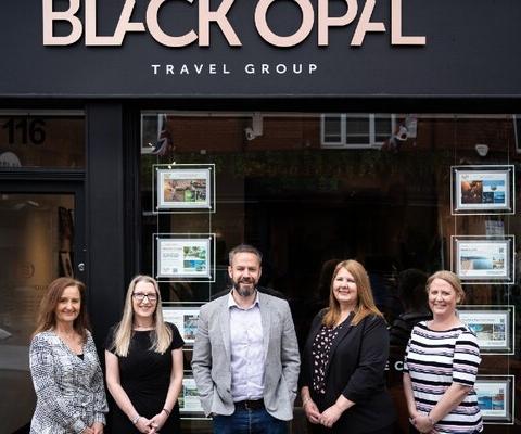 Black Opal Travel Group Keri Gee, Kathryn Morris, Jamie Smith, Louise Vernon and Alex Taylor