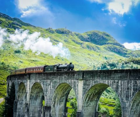 The tour includes a round-trip on the Jacobite steam railway (Credit: Wendy Wu Tours)