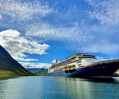 Fred_Olsen_Borealis_in_Iceland_CREDIT_Richard_Lovelock_.jpg