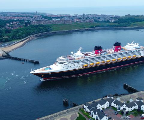 Disney_Magic_in_Port_of_Tyne_.jpg