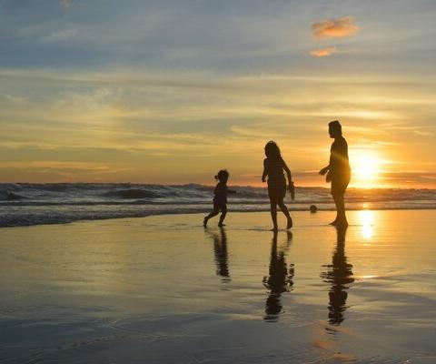 Family beach (Credit: Aliko Sunawang / Unsplash) aliko-sunawang-Ikb80VsN3Nw-unsplash.jpeg