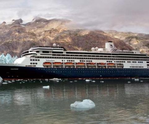 Holland_America_Line_Volendam_1.jpg