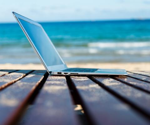 Laptop_on_beach_working_from_home_Credit-baona.jpg