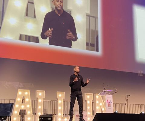Steve Byrne addresses Travel Counsellors' 2022 global conference