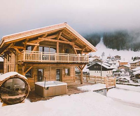 The Hox Chalet offers a wine cave, a hot tub and a plunge pool  