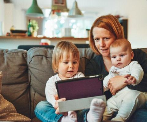 Working_parents_alexander-dummer-UH-xs-FizTk-unsplash1.jpg