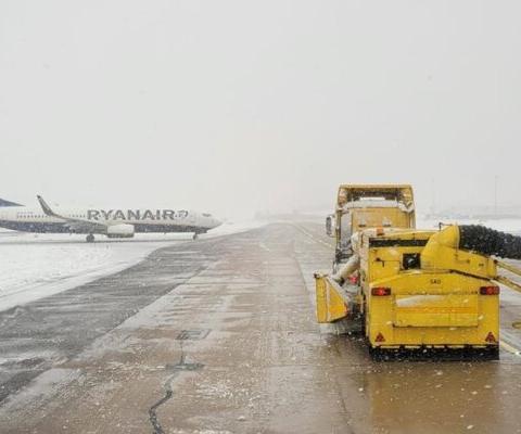 Birmingham Airport Snow March 2023 (Credit: @BHX_Official / Twitter)
