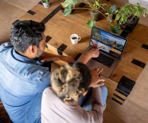 Peaks Laptop Computer Agent iStock-1367252782 