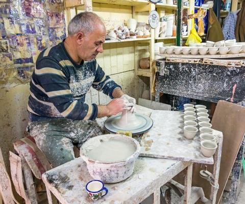Hebron_Palestine_Ceramics_iStock-1448199682.jpg