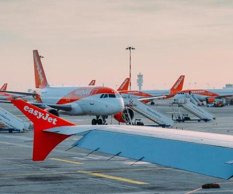 EasyJet_tailfin_Stock-909641172.jpg