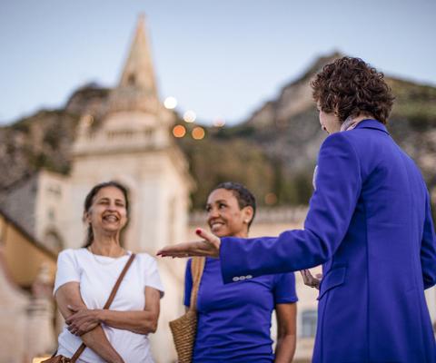 Local_expert_with_guests_at_sunrise_in_Taormina-1.jpg