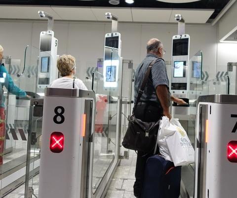 UK pushing for deal on EU passport e-gate access to cut airport wait times