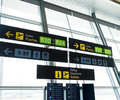 Spain_airport_sign_signage_gates_departures_iStock-1425650306.jpg