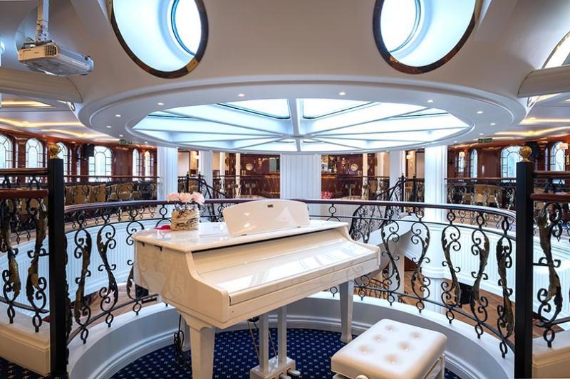 Golden Horizons' piano bar