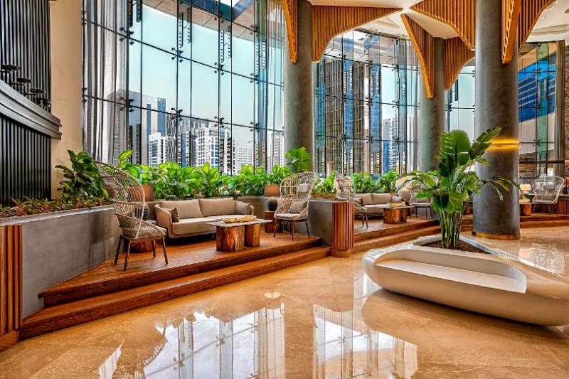 The hotel offers 437 rooms and suites, and a large lobby area