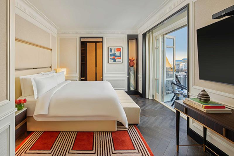 The Cape Grace Suite master bedroom has a breathtaking view of Table Mountain