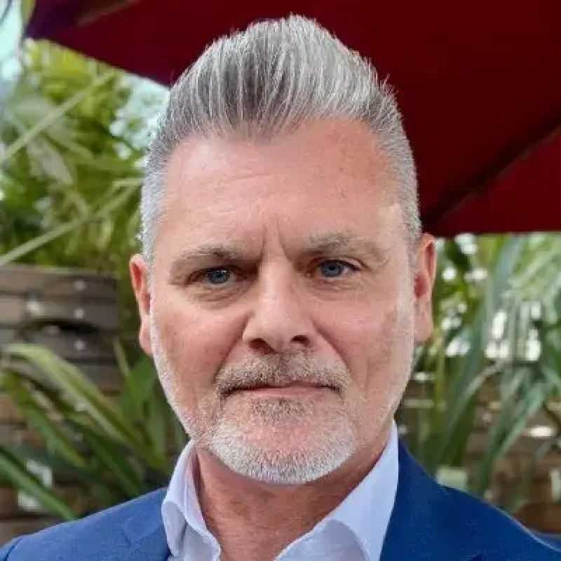 Darren Bond returns to travel with new trade proposition