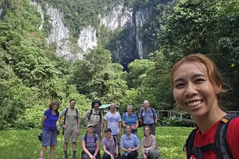 Deer Cave Sarawak Intrepid fam © Helen Bateman